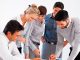 Aile Şirketlerinde Mentorluk Aile şirketleri, dünya ekonomisinin ve Türkiye’deki ticari yapının önemli bir bölümünü oluşturuyor. Nesilden nesile aktarılan bilgi birikimi, güçlü aile bağları ve uzun vadeli bakış açısı, bu şirketlerin en önemli avantajları arasında yer alıyor. Ancak değişen piyasa koşulları, artan rekabet ve kurumsallaşma ihtiyacı, aile şirketlerinin yeni yönetim anlayışlarına yönelmesini zorunlu hale getiriyor. Bu noktada mentorluk uygulamaları, aile şirketlerinin sürdürülebilir büyüme hedeflerine ulaşmalarında önemli bir araç olarak öne çıkıyor. Konulu bir haber görseli.