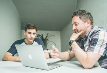 Başarısızlıktan Başarıya Mentor Hikayeleri ve İlham Veren Dönüşümler Girişimcilik, kariyer planlaması ve kişisel gelişim süreçlerinde başarı kadar başarısızlık da önemli bir yer tutuyor. Ancak birçok insan için asıl belirleyici unsur, başarısızlıkla karşılaşıldığında nasıl bir yol izlendiği oluyor. Bu noktada mentor desteği, bireylerin karşılaştıkları zorlukları aşmalarında ve yeni fırsatlar keşfetmelerinde önemli bir rol üstleniyor. Özellikle iş dünyasında yaşanan deneyimler, doğru yönlendirme ile büyük başarılara dönüşebiliyor. Konulu bir haber görseli.