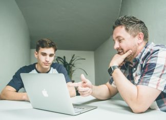 Başarısızlıktan Başarıya Mentor Hikayeleri ve İlham Veren Dönüşümler Girişimcilik, kariyer planlaması ve kişisel gelişim süreçlerinde başarı kadar başarısızlık da önemli bir yer tutuyor. Ancak birçok insan için asıl belirleyici unsur, başarısızlıkla karşılaşıldığında nasıl bir yol izlendiği oluyor. Bu noktada mentor desteği, bireylerin karşılaştıkları zorlukları aşmalarında ve yeni fırsatlar keşfetmelerinde önemli bir rol üstleniyor. Özellikle iş dünyasında yaşanan deneyimler, doğru yönlendirme ile büyük başarılara dönüşebiliyor. Konulu bir haber görseli.