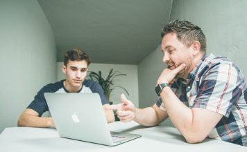 Başarısızlıktan Başarıya Mentor Hikayeleri ve İlham Veren Dönüşümler Girişimcilik, kariyer planlaması ve kişisel gelişim süreçlerinde başarı kadar başarısızlık da önemli bir yer tutuyor. Ancak birçok insan için asıl belirleyici unsur, başarısızlıkla karşılaşıldığında nasıl bir yol izlendiği oluyor. Bu noktada mentor desteği, bireylerin karşılaştıkları zorlukları aşmalarında ve yeni fırsatlar keşfetmelerinde önemli bir rol üstleniyor. Özellikle iş dünyasında yaşanan deneyimler, doğru yönlendirme ile büyük başarılara dönüşebiliyor. Konulu bir haber görseli.