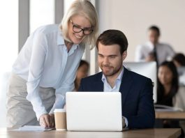Dijital Çağda Mentorluk Modelleri Dijital dönüşümün hız kazanmasıyla birlikte Mentorluk anlayışı da önemli bir değişim sürecine girdi. Geleneksel yüz yüze buluşmaların yerini çevrim içi görüşmeler, dijital platformlar ve sanal eğitim ortamları almaya başlarken, mentor ve danışan ilişkileri de teknolojinin sunduğu imkanlarla yeniden şekilleniyor. Bu değişim, bilgi paylaşımını daha hızlı ve erişilebilir hale getirirken farklı coğrafyalardaki bireylerin de aynı mentorluk ağı içerisinde yer almasını mümkün kılıyor. Konulu bir haber görseli.