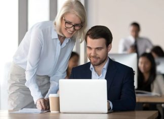 Dijital dönüşümün hız kazanmasıyla birlikte Mentorluk anlayışı da önemli bir değişim sürecine girdi. Geleneksel yüz yüze buluşmaların yerini çevrim içi görüşmeler, dijital platformlar ve sanal eğitim ortamları almaya başlarken, mentor ve danışan ilişkileri de teknolojinin sunduğu imkanlarla yeniden şekilleniyor. Bu değişim, bilgi paylaşımını daha hızlı ve erişilebilir hale getirirken farklı coğrafyalardaki bireylerin de aynı mentorluk ağı içerisinde yer almasını mümkün kılıyor. Konulu bir haber görseli.