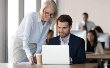 Dijital Çağda Mentorluk Modelleri Dijital dönüşümün hız kazanmasıyla birlikte Mentorluk anlayışı da önemli bir değişim sürecine girdi. Geleneksel yüz yüze buluşmaların yerini çevrim içi görüşmeler, dijital platformlar ve sanal eğitim ortamları almaya başlarken, mentor ve danışan ilişkileri de teknolojinin sunduğu imkanlarla yeniden şekilleniyor. Bu değişim, bilgi paylaşımını daha hızlı ve erişilebilir hale getirirken farklı coğrafyalardaki bireylerin de aynı mentorluk ağı içerisinde yer almasını mümkün kılıyor. Konulu bir haber görseli.
