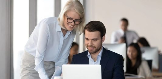 Dijital Çağda Mentorluk Modelleri Dijital dönüşümün hız kazanmasıyla birlikte Mentorluk anlayışı da önemli bir değişim sürecine girdi. Geleneksel yüz yüze buluşmaların yerini çevrim içi görüşmeler, dijital platformlar ve sanal eğitim ortamları almaya başlarken, mentor ve danışan ilişkileri de teknolojinin sunduğu imkanlarla yeniden şekilleniyor. Bu değişim, bilgi paylaşımını daha hızlı ve erişilebilir hale getirirken farklı coğrafyalardaki bireylerin de aynı mentorluk ağı içerisinde yer almasını mümkün kılıyor. Konulu bir haber görseli.