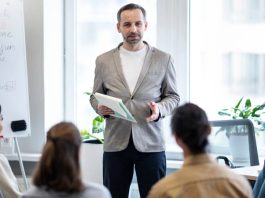 Finansal Planlamada Mentor Katkısı Finansal başarı yalnızca gelir elde etmekle sınırlı kalmıyor. Gelirin doğru yönetilmesi, kaynakların verimli kullanılması ve geleceğe yönelik sağlam stratejiler oluşturulması da büyük önem taşıyor. Bu noktada finansal planlama, bireylerin ve işletmelerin sürdürülebilir büyüme hedeflerine ulaşmasında kritik bir rol üstleniyor. Ancak finansal kararların karmaşık yapısı nedeniyle birçok kişi ve kurum, deneyimli isimlerin rehberliğine ihtiyaç duyuyor. İşte burada mentor desteği, finansal hedeflere ulaşma sürecinde önemli bir avantaj sağlıyor. Konulu bir haber görseli.