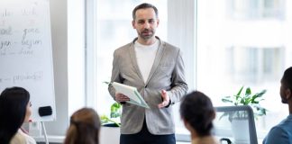 Finansal başarı yalnızca gelir elde etmekle sınırlı kalmıyor. Gelirin doğru yönetilmesi, kaynakların verimli kullanılması ve geleceğe yönelik sağlam stratejiler oluşturulması da büyük önem taşıyor. Bu noktada finansal planlama, bireylerin ve işletmelerin sürdürülebilir büyüme hedeflerine ulaşmasında kritik bir rol üstleniyor. Ancak finansal kararların karmaşık yapısı nedeniyle birçok kişi ve kurum, deneyimli isimlerin rehberliğine ihtiyaç duyuyor. İşte burada mentor desteği, finansal hedeflere ulaşma sürecinde önemli bir avantaj sağlıyor. Konulu bir haber görseli.