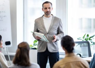 Finansal Planlamada Mentor Katkısı Finansal başarı yalnızca gelir elde etmekle sınırlı kalmıyor. Gelirin doğru yönetilmesi, kaynakların verimli kullanılması ve geleceğe yönelik sağlam stratejiler oluşturulması da büyük önem taşıyor. Bu noktada finansal planlama, bireylerin ve işletmelerin sürdürülebilir büyüme hedeflerine ulaşmasında kritik bir rol üstleniyor. Ancak finansal kararların karmaşık yapısı nedeniyle birçok kişi ve kurum, deneyimli isimlerin rehberliğine ihtiyaç duyuyor. İşte burada mentor desteği, finansal hedeflere ulaşma sürecinde önemli bir avantaj sağlıyor. Konulu bir haber görseli.
