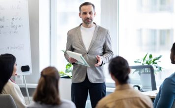 Finansal Planlamada Mentor Katkısı Finansal başarı yalnızca gelir elde etmekle sınırlı kalmıyor. Gelirin doğru yönetilmesi, kaynakların verimli kullanılması ve geleceğe yönelik sağlam stratejiler oluşturulması da büyük önem taşıyor. Bu noktada finansal planlama, bireylerin ve işletmelerin sürdürülebilir büyüme hedeflerine ulaşmasında kritik bir rol üstleniyor. Ancak finansal kararların karmaşık yapısı nedeniyle birçok kişi ve kurum, deneyimli isimlerin rehberliğine ihtiyaç duyuyor. İşte burada mentor desteği, finansal hedeflere ulaşma sürecinde önemli bir avantaj sağlıyor. Konulu bir haber görseli.