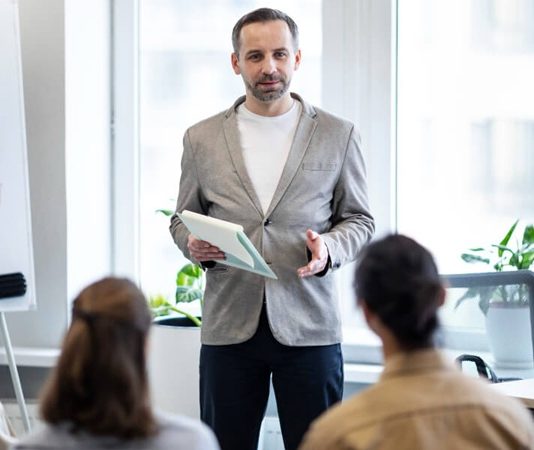 Finansal Planlamada Mentor Katkısı Finansal başarı yalnızca gelir elde etmekle sınırlı kalmıyor. Gelirin doğru yönetilmesi, kaynakların verimli kullanılması ve geleceğe yönelik sağlam stratejiler oluşturulması da büyük önem taşıyor. Bu noktada finansal planlama, bireylerin ve işletmelerin sürdürülebilir büyüme hedeflerine ulaşmasında kritik bir rol üstleniyor. Ancak finansal kararların karmaşık yapısı nedeniyle birçok kişi ve kurum, deneyimli isimlerin rehberliğine ihtiyaç duyuyor. İşte burada mentor desteği, finansal hedeflere ulaşma sürecinde önemli bir avantaj sağlıyor. Konulu bir haber görseli.