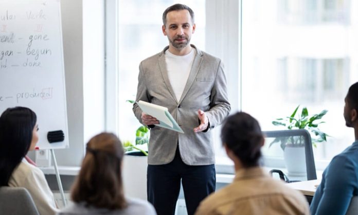Finansal Planlamada Mentor Katkısı Finansal başarı yalnızca gelir elde etmekle sınırlı kalmıyor. Gelirin doğru yönetilmesi, kaynakların verimli kullanılması ve geleceğe yönelik sağlam stratejiler oluşturulması da büyük önem taşıyor. Bu noktada finansal planlama, bireylerin ve işletmelerin sürdürülebilir büyüme hedeflerine ulaşmasında kritik bir rol üstleniyor. Ancak finansal kararların karmaşık yapısı nedeniyle birçok kişi ve kurum, deneyimli isimlerin rehberliğine ihtiyaç duyuyor. İşte burada mentor desteği, finansal hedeflere ulaşma sürecinde önemli bir avantaj sağlıyor. Konulu bir haber görseli.