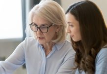Gençlere Yönelik Mentorluk Projeleri Gençlerin eğitim hayatından iş dünyasına geçiş sürecini daha bilinçli şekilde yönetebilmesi amacıyla geliştirilen Mentorluk Projeleri, son yıllarda büyük ilgi görüyor. Kariyer planlamasından kişisel gelişime, girişimcilikten liderlik becerilerine kadar birçok alanda destek sunan bu projeler, gençlerin potansiyellerini ortaya çıkarmalarına katkı sağlıyor. Deneyimli mentorlarla bir araya gelen gençler, bilgi ve tecrübe paylaşımı sayesinde gelecek hedeflerini daha sağlam temeller üzerine inşa edebiliyor. Konulu bir haber görseli.
