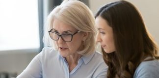 Gençlere Yönelik Mentorluk Projeleri Gençlerin eğitim hayatından iş dünyasına geçiş sürecini daha bilinçli şekilde yönetebilmesi amacıyla geliştirilen Mentorluk Projeleri, son yıllarda büyük ilgi görüyor. Kariyer planlamasından kişisel gelişime, girişimcilikten liderlik becerilerine kadar birçok alanda destek sunan bu projeler, gençlerin potansiyellerini ortaya çıkarmalarına katkı sağlıyor. Deneyimli mentorlarla bir araya gelen gençler, bilgi ve tecrübe paylaşımı sayesinde gelecek hedeflerini daha sağlam temeller üzerine inşa edebiliyor. Konulu bir haber görseli.