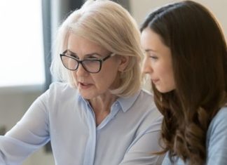 Gençlere Yönelik Mentorluk Projeleri Gençlerin eğitim hayatından iş dünyasına geçiş sürecini daha bilinçli şekilde yönetebilmesi amacıyla geliştirilen Mentorluk Projeleri, son yıllarda büyük ilgi görüyor. Kariyer planlamasından kişisel gelişime, girişimcilikten liderlik becerilerine kadar birçok alanda destek sunan bu projeler, gençlerin potansiyellerini ortaya çıkarmalarına katkı sağlıyor. Deneyimli mentorlarla bir araya gelen gençler, bilgi ve tecrübe paylaşımı sayesinde gelecek hedeflerini daha sağlam temeller üzerine inşa edebiliyor. Konulu bir haber görseli.