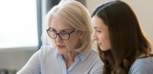 Gençlerin eğitim hayatından iş dünyasına geçiş sürecini daha bilinçli şekilde yönetebilmesi amacıyla geliştirilen Mentorluk Projeleri, son yıllarda büyük ilgi görüyor. Kariyer planlamasından kişisel gelişime, girişimcilikten liderlik becerilerine kadar birçok alanda destek sunan bu projeler, gençlerin potansiyellerini ortaya çıkarmalarına katkı sağlıyor. Deneyimli mentorlarla bir araya gelen gençler, bilgi ve tecrübe paylaşımı sayesinde gelecek hedeflerini daha sağlam temeller üzerine inşa edebiliyor. Konulu bir haber görseli.