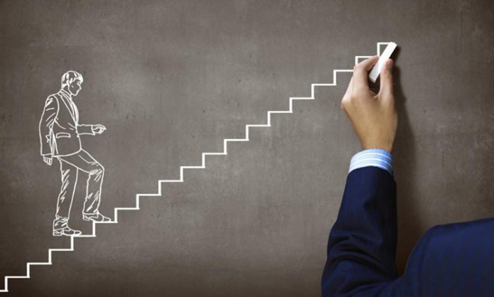 Girişimciler İçin En Değerli Mentor Tavsiyeleri Girişimcilik dünyası, yüksek risk ve yüksek fırsat dengesinin aynı anda yaşandığı dinamik bir ekosistemdir. Bu ekosistemde başarıya ulaşmak yalnızca iyi bir fikirle değil, aynı zamanda doğru yönlendirme, disiplinli çalışma ve stratejik karar alma becerisiyle mümkündür. Bu noktada mentorlar, girişimcilerin yolculuğunu şekillendiren en önemli rehberlerden biri olarak öne çıkar. Konulu bir haber görseli.