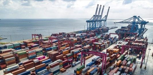 Uluslararası pazarlara açılmak isteyen işletmeler için ihracat, büyümenin ve sürdürülebilir başarının en önemli araçlarından biri olarak görülüyor. Ancak farklı ülkelerin ticaret kuralları, müşteri beklentileri, lojistik süreçleri ve rekabet koşulları, ihracata yeni başlayan firmalar için önemli zorluklar oluşturabiliyor. Bu noktada mentor desteği, işletmelerin ihracat süreçlerini daha bilinçli yönetmelerine yardımcı oluyor. Konulu bir haber görseli.