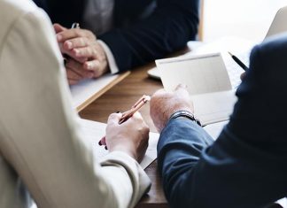 KOBİ’lerde Mentorluk Uygulamaları Küresel rekabetin giderek arttığı günümüzde küçük ve orta büyüklükteki işletmelerin sürdürülebilir başarı elde etmesi her zamankinden daha önemli hale geldi. Özellikle değişen pazar koşulları, dijital dönüşüm süreçleri ve müşteri beklentilerindeki farklılaşmalar, işletmelerin daha bilinçli kararlar almasını zorunlu kılıyor. Bu noktada mentorluk uygulamaları, KOBİ'lerin büyüme yolculuğunda önemli bir destek mekanizması olarak öne çıkıyor. Konulu bir haber görseli.