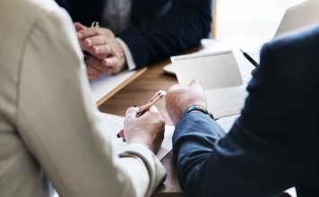 KOBİ’lerde Mentorluk Uygulamaları Küresel rekabetin giderek arttığı günümüzde küçük ve orta büyüklükteki işletmelerin sürdürülebilir başarı elde etmesi her zamankinden daha önemli hale geldi. Özellikle değişen pazar koşulları, dijital dönüşüm süreçleri ve müşteri beklentilerindeki farklılaşmalar, işletmelerin daha bilinçli kararlar almasını zorunlu kılıyor. Bu noktada mentorluk uygulamaları, KOBİ'lerin büyüme yolculuğunda önemli bir destek mekanizması olarak öne çıkıyor. Konulu bir haber görseli.