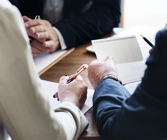KOBİ’lerde Mentorluk Uygulamaları Küresel rekabetin giderek arttığı günümüzde küçük ve orta büyüklükteki işletmelerin sürdürülebilir başarı elde etmesi her zamankinden daha önemli hale geldi. Özellikle değişen pazar koşulları, dijital dönüşüm süreçleri ve müşteri beklentilerindeki farklılaşmalar, işletmelerin daha bilinçli kararlar almasını zorunlu kılıyor. Bu noktada mentorluk uygulamaları, KOBİ'lerin büyüme yolculuğunda önemli bir destek mekanizması olarak öne çıkıyor. Konulu bir haber görseli.