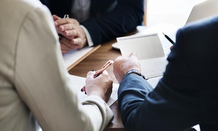 KOBİ'lerde Mentorluk Uygulamaları Küresel rekabetin giderek arttığı günümüzde küçük ve orta büyüklükteki işletmelerin sürdürülebilir başarı elde etmesi her zamankinden daha önemli hale geldi. Özellikle değişen pazar koşulları, dijital dönüşüm süreçleri ve müşteri beklentilerindeki farklılaşmalar, işletmelerin daha bilinçli kararlar almasını zorunlu kılıyor. Bu noktada mentorluk uygulamaları, KOBİ'lerin büyüme yolculuğunda önemli bir destek mekanizması olarak öne çıkıyor. Konulu bir haber görseli.