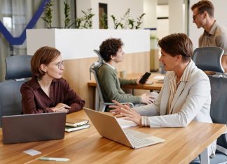 Kadın Girişimcilere Mentorluk Programları Kadın girişimcilerin iş dünyasında daha güçlü bir konuma ulaşabilmesi için geliştirilen Mentorluk Programları, son yıllarda girişimcilik ekosisteminin en dikkat çeken destek mekanizmalarından biri haline geldi. Yeni iş kuran ya da mevcut işletmesini büyütmek isteyen kadın girişimciler, deneyimli mentorların bilgi ve tecrübelerinden yararlanarak daha sağlam adımlar atabiliyor. Bu programlar, yalnızca iş geliştirme süreçlerini değil aynı zamanda liderlik, finans yönetimi ve stratejik planlama gibi alanları da kapsayan geniş bir gelişim süreci sunuyor. Konulu bir haber görseli