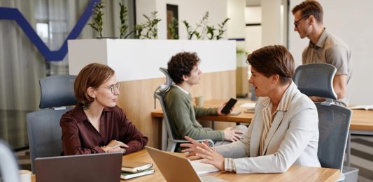 Kadın Girişimcilere Mentorluk Programları Kadın girişimcilerin iş dünyasında daha güçlü bir konuma ulaşabilmesi için geliştirilen Mentorluk Programları, son yıllarda girişimcilik ekosisteminin en dikkat çeken destek mekanizmalarından biri haline geldi. Yeni iş kuran ya da mevcut işletmesini büyütmek isteyen kadın girişimciler, deneyimli mentorların bilgi ve tecrübelerinden yararlanarak daha sağlam adımlar atabiliyor. Bu programlar, yalnızca iş geliştirme süreçlerini değil aynı zamanda liderlik, finans yönetimi ve stratejik planlama gibi alanları da kapsayan geniş bir gelişim süreci sunuyor. Konulu bir haber görseli