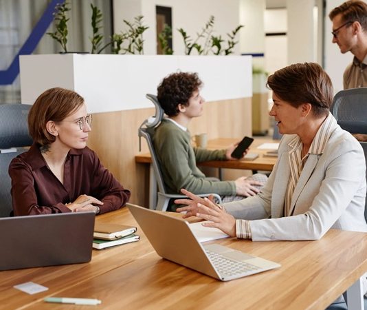 Kadın Girişimcilere Mentorluk Programları Kadın girişimcilerin iş dünyasında daha güçlü bir konuma ulaşabilmesi için geliştirilen Mentorluk Programları, son yıllarda girişimcilik ekosisteminin en dikkat çeken destek mekanizmalarından biri haline geldi. Yeni iş kuran ya da mevcut işletmesini büyütmek isteyen kadın girişimciler, deneyimli mentorların bilgi ve tecrübelerinden yararlanarak daha sağlam adımlar atabiliyor. Bu programlar, yalnızca iş geliştirme süreçlerini değil aynı zamanda liderlik, finans yönetimi ve stratejik planlama gibi alanları da kapsayan geniş bir gelişim süreci sunuyor. Konulu bir haber görseli