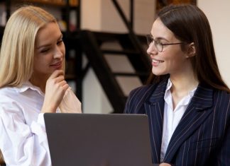 Kariyer Planlamasında Mentor Rehberliği İş dünyasının hızla değiştiği günümüzde doğru kariyer adımlarını atmak, bireylerin uzun vadeli başarı elde etmesinde büyük önem taşıyor. Eğitim hayatından profesyonel çalışma yaşamına kadar uzanan süreçte alınan kararlar, kişinin gelecekteki konumunu doğrudan etkileyebiliyor. Bu nedenle son yıllarda mentor desteği, kariyer planlamasının en önemli unsurlarından biri haline gelmiş durumda. Deneyimli profesyonellerin bilgi ve tecrübelerini paylaşması sayesinde bireyler, kariyer hedeflerini daha bilinçli şekilde belirleyebiliyor. Konulu bir haber görseli.