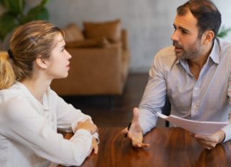 Kurumsal Mentorluk Programları Şirketlerin çalışan gelişimini desteklemek ve kurumsal başarıyı sürdürülebilir hale getirmek amacıyla uyguladığı Kurumsal Mentorluk Programları, iş dünyasının en önemli insan kaynakları uygulamalarından biri olarak öne çıkıyor. Deneyimli yöneticiler ile kariyerinin başındaki çalışanları bir araya getiren bu sistem, bilgi paylaşımını hızlandırırken kurum içi iletişimi de güçlendiriyor. Kurumsal kültürün yeni çalışanlara daha etkili aktarılması açısından mentorluk programları büyük önem taşıyor. Konulu bir haber görseli.