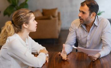 Kurumsal Mentorluk Programları Şirketlerin çalışan gelişimini desteklemek ve kurumsal başarıyı sürdürülebilir hale getirmek amacıyla uyguladığı Kurumsal Mentorluk Programları, iş dünyasının en önemli insan kaynakları uygulamalarından biri olarak öne çıkıyor. Deneyimli yöneticiler ile kariyerinin başındaki çalışanları bir araya getiren bu sistem, bilgi paylaşımını hızlandırırken kurum içi iletişimi de güçlendiriyor. Kurumsal kültürün yeni çalışanlara daha etkili aktarılması açısından mentorluk programları büyük önem taşıyor. Konulu bir haber görseli.