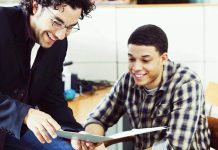 Mentor Ağlarının Ekonomiye Katkısı Günümüz iş dünyasında bilgi, deneyim ve doğru yönlendirme ekonomik büyümenin önemli unsurları arasında yer alıyor. Bu noktada mentor ağları, yalnızca bireylerin kariyer gelişimine katkı sağlamakla kalmıyor, aynı zamanda girişimcilik ekosisteminin güçlenmesine ve ekonomik faaliyetlerin artmasına da destek oluyor. Farklı sektörlerde deneyim sahibi profesyonellerin bilgi ve tecrübelerini yeni nesil girişimcilere, çalışanlara ve iş insanlarına aktarması, ekonomik verimliliğin yükselmesine katkı sunan önemli mekanizmalardan biri olarak değerlendiriliyor. Konulu bir haber görseli.