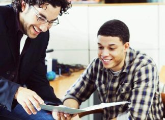 Mentor Ağlarının Ekonomiye Katkısı Günümüz iş dünyasında bilgi, deneyim ve doğru yönlendirme ekonomik büyümenin önemli unsurları arasında yer alıyor. Bu noktada mentor ağları, yalnızca bireylerin kariyer gelişimine katkı sağlamakla kalmıyor, aynı zamanda girişimcilik ekosisteminin güçlenmesine ve ekonomik faaliyetlerin artmasına da destek oluyor. Farklı sektörlerde deneyim sahibi profesyonellerin bilgi ve tecrübelerini yeni nesil girişimcilere, çalışanlara ve iş insanlarına aktarması, ekonomik verimliliğin yükselmesine katkı sunan önemli mekanizmalardan biri olarak değerlendiriliyor. Konulu bir haber görseli.