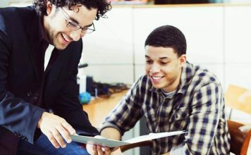 Mentor Ağlarının Ekonomiye Katkısı Günümüz iş dünyasında bilgi, deneyim ve doğru yönlendirme ekonomik büyümenin önemli unsurları arasında yer alıyor. Bu noktada mentor ağları, yalnızca bireylerin kariyer gelişimine katkı sağlamakla kalmıyor, aynı zamanda girişimcilik ekosisteminin güçlenmesine ve ekonomik faaliyetlerin artmasına da destek oluyor. Farklı sektörlerde deneyim sahibi profesyonellerin bilgi ve tecrübelerini yeni nesil girişimcilere, çalışanlara ve iş insanlarına aktarması, ekonomik verimliliğin yükselmesine katkı sunan önemli mekanizmalardan biri olarak değerlendiriliyor. Konulu bir haber görseli.