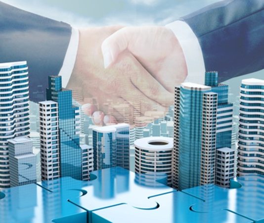 Mentor Ağlarının Gücü ve Etkisi İş dünyasında, girişimcilik ekosisteminde ve profesyonel kariyer gelişiminde bilgi kadar doğru bağlantılar kurabilmek de büyük önem taşıyor. Günümüzde bireyler ve kurumlar yalnızca eğitim veya teknik becerilerle değil, aynı zamanda güçlü ilişkiler ağı sayesinde de önemli avantajlar elde edebiliyor. Bu noktada mentor ağları, bilgi paylaşımını hızlandıran, deneyim aktarımını kolaylaştıran ve yeni fırsatların ortaya çıkmasına katkı sağlayan önemli yapılar arasında bulunuyor. Özellikle değişimin hız kazandığı modern iş dünyasında mentor ağlarının sunduğu avantajlar her geçen gün daha fazla dikkat çekiyor. Konulu bir haber görseli.