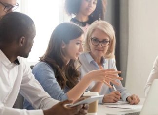 Mentor Desteğiyle Finansmana Erişim Girişimcilik ekosisteminin gelişmesiyle birlikte yenilikçi fikirlerin hayata geçirilmesi her zamankinden daha önemli hale geldi. Ancak başarılı bir iş fikrine sahip olmak, tek başına sürdürülebilir bir işletme kurmak için yeterli olmuyor. Özellikle girişimlerin karşılaştığı en büyük zorluklardan biri gerekli finansal kaynaklara ulaşabilmek olarak öne çıkıyor. Bu noktada mentor desteği, girişimcilerin doğru yatırım kaynaklarına ulaşmalarında ve finansal süreçleri daha bilinçli yönetmelerinde önemli bir rol üstleniyor. Konulu bir haber görseli.