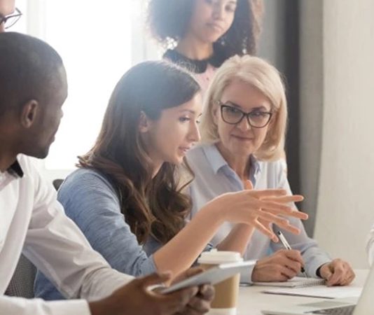 Mentor Desteğiyle Finansmana Erişim Girişimcilik ekosisteminin gelişmesiyle birlikte yenilikçi fikirlerin hayata geçirilmesi her zamankinden daha önemli hale geldi. Ancak başarılı bir iş fikrine sahip olmak, tek başına sürdürülebilir bir işletme kurmak için yeterli olmuyor. Özellikle girişimlerin karşılaştığı en büyük zorluklardan biri gerekli finansal kaynaklara ulaşabilmek olarak öne çıkıyor. Bu noktada mentor desteği, girişimcilerin doğru yatırım kaynaklarına ulaşmalarında ve finansal süreçleri daha bilinçli yönetmelerinde önemli bir rol üstleniyor. Konulu bir haber görseli.