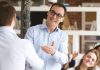 Mentor Desteğiyle İhracat Başarısı Küreselleşen ekonomiyle birlikte işletmeler için yalnızca yerel pazarda başarılı olmak yeterli görülmüyor. Günümüzde şirketler büyüme hedeflerine ulaşabilmek ve rekabet güçlerini artırabilmek için uluslararası pazarlara yöneliyor. Ancak ihracat faaliyetleri, beraberinde birçok fırsatın yanı sıra çeşitli zorlukları da getiriyor. Yeni pazarlara giriş, mevzuat süreçleri, müşteri beklentileri ve uluslararası rekabet gibi konular işletmelerin dikkatle yönetmesi gereken alanlar arasında yer alıyor. Bu noktada mentor desteği, şirketlerin ihracat süreçlerini daha bilinçli yönetmelerine yardımcı olan önemli bir unsur olarak öne çıkıyor. Konulu bir haber görseli.