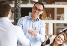 Mentor Desteğiyle İhracat Başarısı Küreselleşen ekonomiyle birlikte işletmeler için yalnızca yerel pazarda başarılı olmak yeterli görülmüyor. Günümüzde şirketler büyüme hedeflerine ulaşabilmek ve rekabet güçlerini artırabilmek için uluslararası pazarlara yöneliyor. Ancak ihracat faaliyetleri, beraberinde birçok fırsatın yanı sıra çeşitli zorlukları da getiriyor. Yeni pazarlara giriş, mevzuat süreçleri, müşteri beklentileri ve uluslararası rekabet gibi konular işletmelerin dikkatle yönetmesi gereken alanlar arasında yer alıyor. Bu noktada mentor desteği, şirketlerin ihracat süreçlerini daha bilinçli yönetmelerine yardımcı olan önemli bir unsur olarak öne çıkıyor. Konulu bir haber görseli.