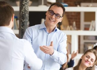 Mentor Desteğiyle İhracat Başarısı Küreselleşen ekonomiyle birlikte işletmeler için yalnızca yerel pazarda başarılı olmak yeterli görülmüyor. Günümüzde şirketler büyüme hedeflerine ulaşabilmek ve rekabet güçlerini artırabilmek için uluslararası pazarlara yöneliyor. Ancak ihracat faaliyetleri, beraberinde birçok fırsatın yanı sıra çeşitli zorlukları da getiriyor. Yeni pazarlara giriş, mevzuat süreçleri, müşteri beklentileri ve uluslararası rekabet gibi konular işletmelerin dikkatle yönetmesi gereken alanlar arasında yer alıyor. Bu noktada mentor desteği, şirketlerin ihracat süreçlerini daha bilinçli yönetmelerine yardımcı olan önemli bir unsur olarak öne çıkıyor. Konulu bir haber görseli.