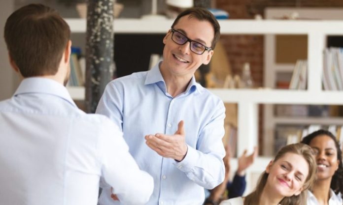 Mentor Desteğiyle İhracat Başarısı Küreselleşen ekonomiyle birlikte işletmeler için yalnızca yerel pazarda başarılı olmak yeterli görülmüyor. Günümüzde şirketler büyüme hedeflerine ulaşabilmek ve rekabet güçlerini artırabilmek için uluslararası pazarlara yöneliyor. Ancak ihracat faaliyetleri, beraberinde birçok fırsatın yanı sıra çeşitli zorlukları da getiriyor. Yeni pazarlara giriş, mevzuat süreçleri, müşteri beklentileri ve uluslararası rekabet gibi konular işletmelerin dikkatle yönetmesi gereken alanlar arasında yer alıyor. Bu noktada mentor desteği, şirketlerin ihracat süreçlerini daha bilinçli yönetmelerine yardımcı olan önemli bir unsur olarak öne çıkıyor. Konulu bir haber görseli.