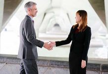 Mentor Desteğiyle Küresel Pazarlara Açılmak Küreselleşen ekonomiyle birlikte işletmeler için sınırların önemi her geçen gün azalırken, yeni pazarlara açılmak isteyen şirketlerin karşılaştığı rekabet ise giderek artıyor. Özellikle girişimler ve büyüme hedefi bulunan işletmeler için uluslararası pazarlarda yer almak büyük fırsatlar sunarken, aynı zamanda ciddi riskleri de beraberinde getiriyor. Bu noktada mentor desteği, şirketlerin doğru kararlar almasına ve küresel büyüme süreçlerini daha sağlıklı yönetmesine yardımcı oluyor. Konulu bir haber görseli.