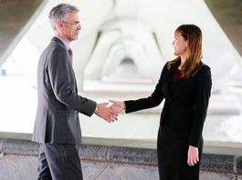 Mentor Desteğiyle Küresel Pazarlara Açılmak Küreselleşen ekonomiyle birlikte işletmeler için sınırların önemi her geçen gün azalırken, yeni pazarlara açılmak isteyen şirketlerin karşılaştığı rekabet ise giderek artıyor. Özellikle girişimler ve büyüme hedefi bulunan işletmeler için uluslararası pazarlarda yer almak büyük fırsatlar sunarken, aynı zamanda ciddi riskleri de beraberinde getiriyor. Bu noktada mentor desteği, şirketlerin doğru kararlar almasına ve küresel büyüme süreçlerini daha sağlıklı yönetmesine yardımcı oluyor. Konulu bir haber görseli.