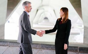 Mentor Desteğiyle Küresel Pazarlara Açılmak Küreselleşen ekonomiyle birlikte işletmeler için sınırların önemi her geçen gün azalırken, yeni pazarlara açılmak isteyen şirketlerin karşılaştığı rekabet ise giderek artıyor. Özellikle girişimler ve büyüme hedefi bulunan işletmeler için uluslararası pazarlarda yer almak büyük fırsatlar sunarken, aynı zamanda ciddi riskleri de beraberinde getiriyor. Bu noktada mentor desteği, şirketlerin doğru kararlar almasına ve küresel büyüme süreçlerini daha sağlıklı yönetmesine yardımcı oluyor. Konulu bir haber görseli.
