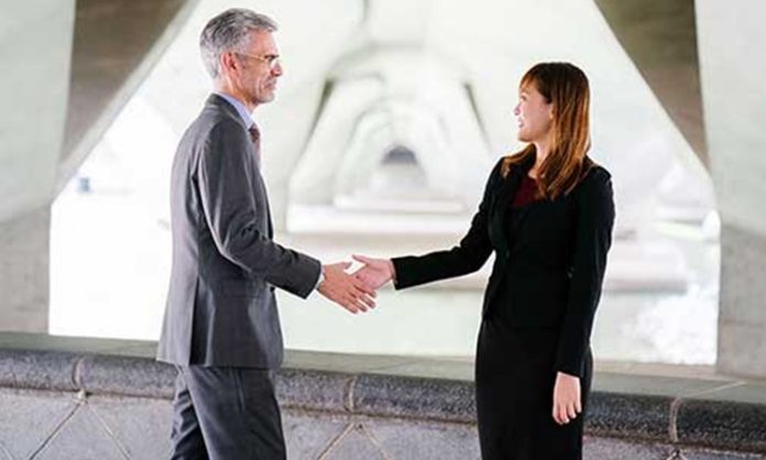 Mentor Desteğiyle Küresel Pazarlara Açılmak Küreselleşen ekonomiyle birlikte işletmeler için sınırların önemi her geçen gün azalırken, yeni pazarlara açılmak isteyen şirketlerin karşılaştığı rekabet ise giderek artıyor. Özellikle girişimler ve büyüme hedefi bulunan işletmeler için uluslararası pazarlarda yer almak büyük fırsatlar sunarken, aynı zamanda ciddi riskleri de beraberinde getiriyor. Bu noktada mentor desteği, şirketlerin doğru kararlar almasına ve küresel büyüme süreçlerini daha sağlıklı yönetmesine yardımcı oluyor. Konulu bir haber görseli.