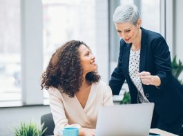 Mentor Desteğiyle Marka Oluşturmak Günümüz rekabet ortamında başarılı bir marka oluşturmak yalnızca kaliteli ürün ya da hizmet sunmakla sınırlı değil. Markaların kalıcı olabilmesi için doğru stratejiler geliştirmesi, hedef kitlesini iyi tanıması ve sürdürülebilir bir büyüme modeli oluşturması gerekiyor. Bu noktada deneyim sahibi mentorların rehberliği, girişimciler ve işletmeler için önemli avantajlar sağlıyor. Özellikle yeni kurulan şirketler açısından mentor desteği, marka oluşturma sürecinin daha sağlam temeller üzerine kurulmasına yardımcı oluyor. Konulu bir haber görseli.
