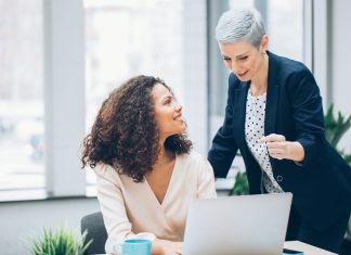 Mentor Desteğiyle Marka Oluşturmak Günümüz rekabet ortamında başarılı bir marka oluşturmak yalnızca kaliteli ürün ya da hizmet sunmakla sınırlı değil. Markaların kalıcı olabilmesi için doğru stratejiler geliştirmesi, hedef kitlesini iyi tanıması ve sürdürülebilir bir büyüme modeli oluşturması gerekiyor. Bu noktada deneyim sahibi mentorların rehberliği, girişimciler ve işletmeler için önemli avantajlar sağlıyor. Özellikle yeni kurulan şirketler açısından mentor desteği, marka oluşturma sürecinin daha sağlam temeller üzerine kurulmasına yardımcı oluyor. Konulu bir haber görseli.