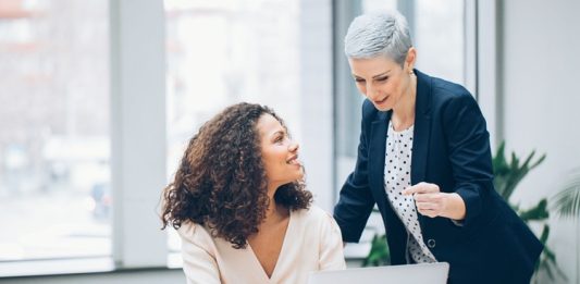 Mentor Desteğiyle Marka Oluşturmak Günümüz rekabet ortamında başarılı bir marka oluşturmak yalnızca kaliteli ürün ya da hizmet sunmakla sınırlı değil. Markaların kalıcı olabilmesi için doğru stratejiler geliştirmesi, hedef kitlesini iyi tanıması ve sürdürülebilir bir büyüme modeli oluşturması gerekiyor. Bu noktada deneyim sahibi mentorların rehberliği, girişimciler ve işletmeler için önemli avantajlar sağlıyor. Özellikle yeni kurulan şirketler açısından mentor desteği, marka oluşturma sürecinin daha sağlam temeller üzerine kurulmasına yardımcı oluyor. Konulu bir haber görseli.