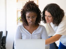 Mentor Desteğiyle Şirketleşme Süreci Girişimcilik ekosistemi son yıllarda büyük bir hızla büyürken, bireylerin fikirlerini hayata geçirme ve sürdürülebilir bir iş modeline dönüştürme süreçleri de daha karmaşık hale gelmiştir. Bu noktada mentor desteği, girişimcilerin şirketleşme yolculuğunda kritik bir rehberlik mekanizması olarak öne çıkmaktadır. Bir fikrin yalnızca düşünce aşamasından çıkarak kurumsal bir yapıya dönüşmesi, doğru yönlendirme ve stratejik kararlarla mümkündür. Konulu bir haber görseli.