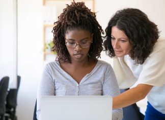 Mentor Desteğiyle Şirketleşme Süreci Girişimcilik ekosistemi son yıllarda büyük bir hızla büyürken, bireylerin fikirlerini hayata geçirme ve sürdürülebilir bir iş modeline dönüştürme süreçleri de daha karmaşık hale gelmiştir. Bu noktada mentor desteği, girişimcilerin şirketleşme yolculuğunda kritik bir rehberlik mekanizması olarak öne çıkmaktadır. Bir fikrin yalnızca düşünce aşamasından çıkarak kurumsal bir yapıya dönüşmesi, doğru yönlendirme ve stratejik kararlarla mümkündür. Konulu bir haber görseli.