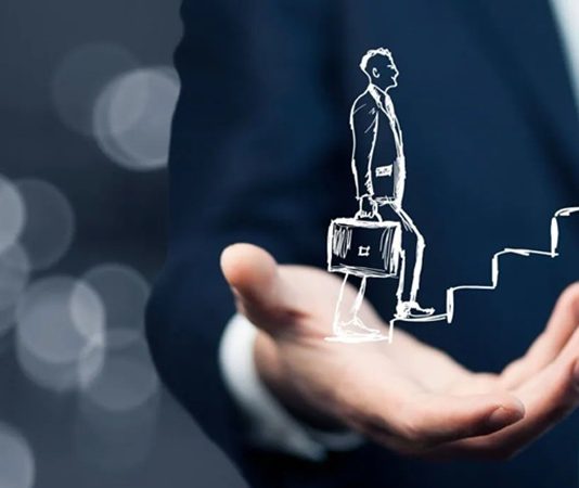 Mentor Destekli İş Geliştirme Stratejileri Günümüz iş dünyasında rekabet koşullarının giderek zorlaşması, şirketleri daha etkili ve sürdürülebilir büyüme yöntemleri aramaya yönlendiriyor. Bu noktada mentor desteği, işletmelerin karşılaştıkları zorlukları daha hızlı aşmalarına ve doğru kararlar almalarına yardımcı olan önemli bir unsur olarak öne çıkıyor. Özellikle yeni girişimler, KOBİ’ler ve büyüme hedefi bulunan şirketler için geliştirilen iş geliştirme stratejileri, deneyimli mentorların katkısıyla daha sağlam bir zemine oturabiliyor. Konulu bir haber görseli.